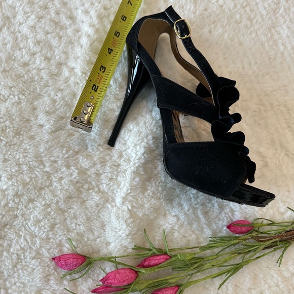 EUC Wild Rose Ruffled Heels - Picture 6 of 7